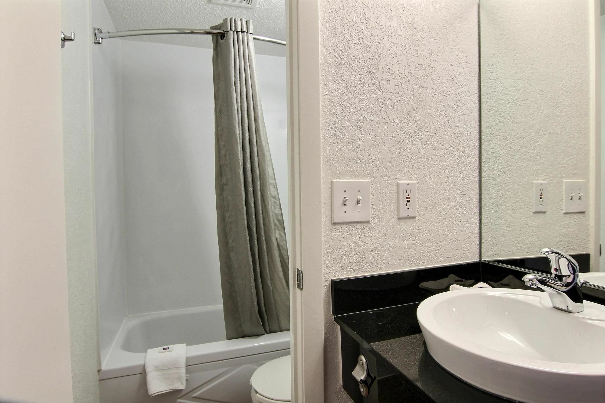 6-fargo, Nd - West Acres - North 2* Fargo